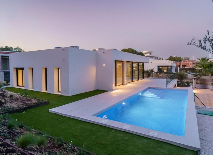 Villa de obra nueva en Las Colinas Golf