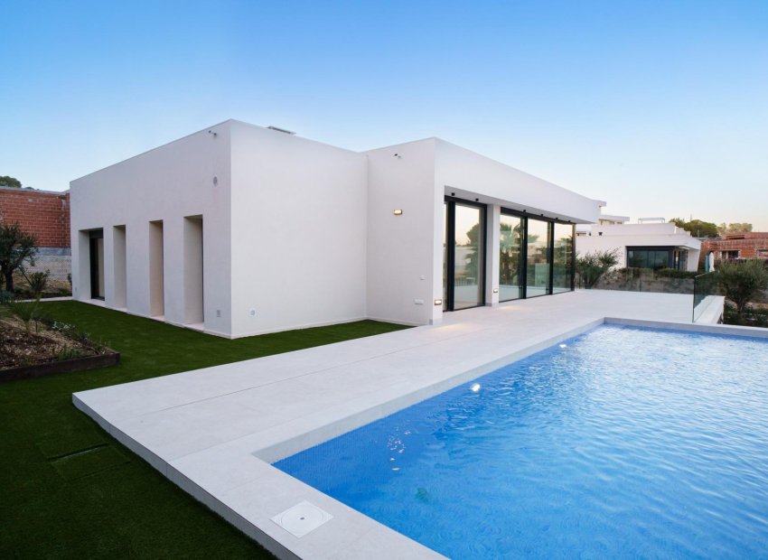 Villa de obra nueva en Las Colinas Golf