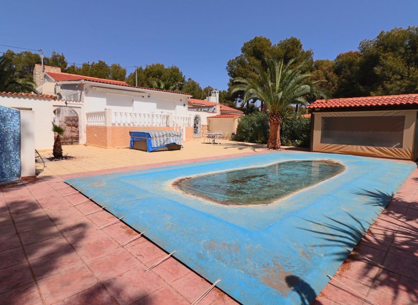 Villa de una sola planta con piscina privada y garaje doble en La Nucía, cerca de Benidorm