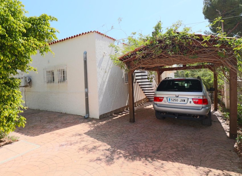 Villa de una sola planta con piscina privada y garaje doble en La Nucía, cerca de Benidorm