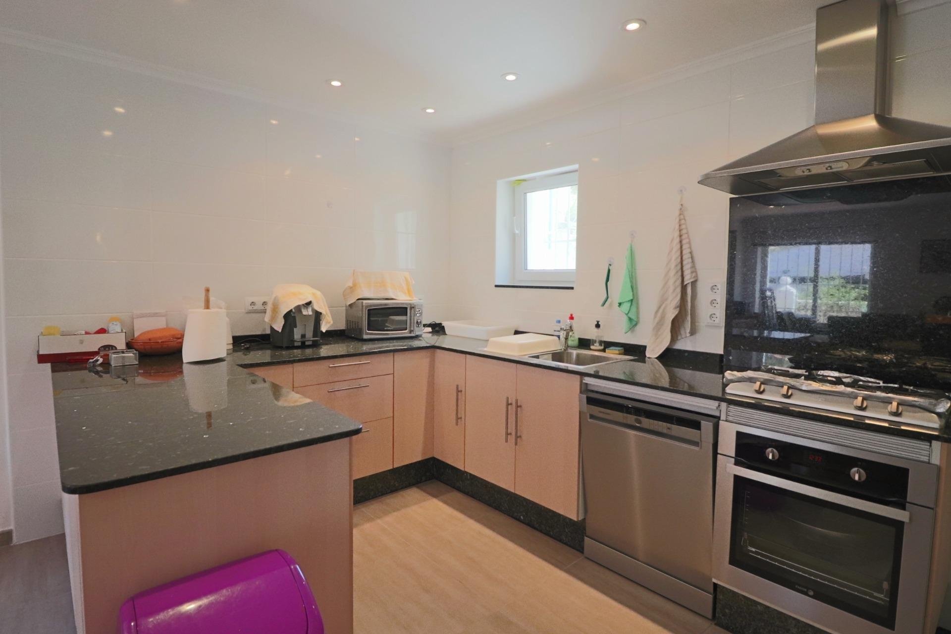 Villa de una sola planta con piscina privada y garaje doble en La Nucía, cerca de Benidorm