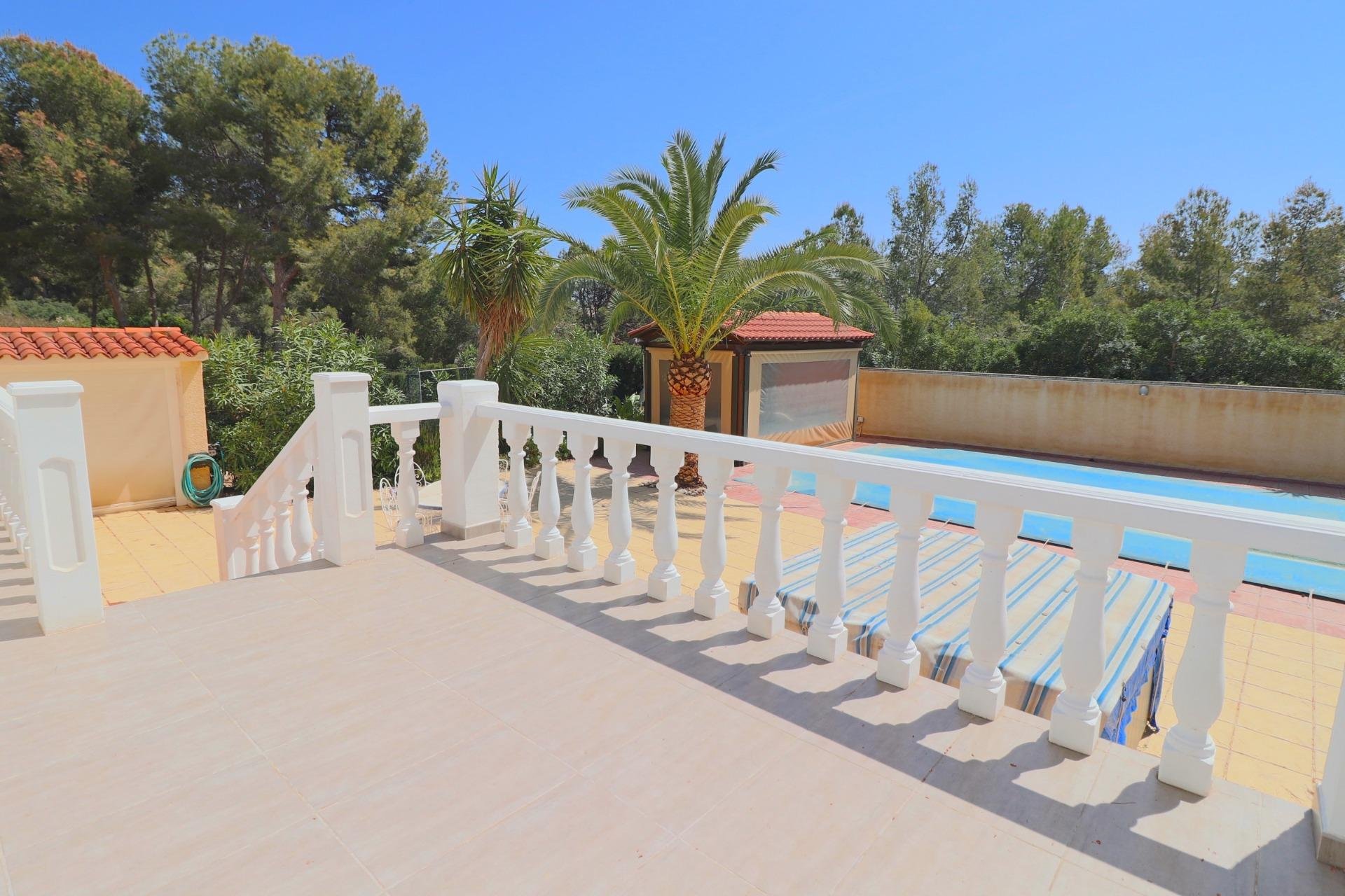 Villa de una sola planta con piscina privada y garaje doble en La Nucía, cerca de Benidorm