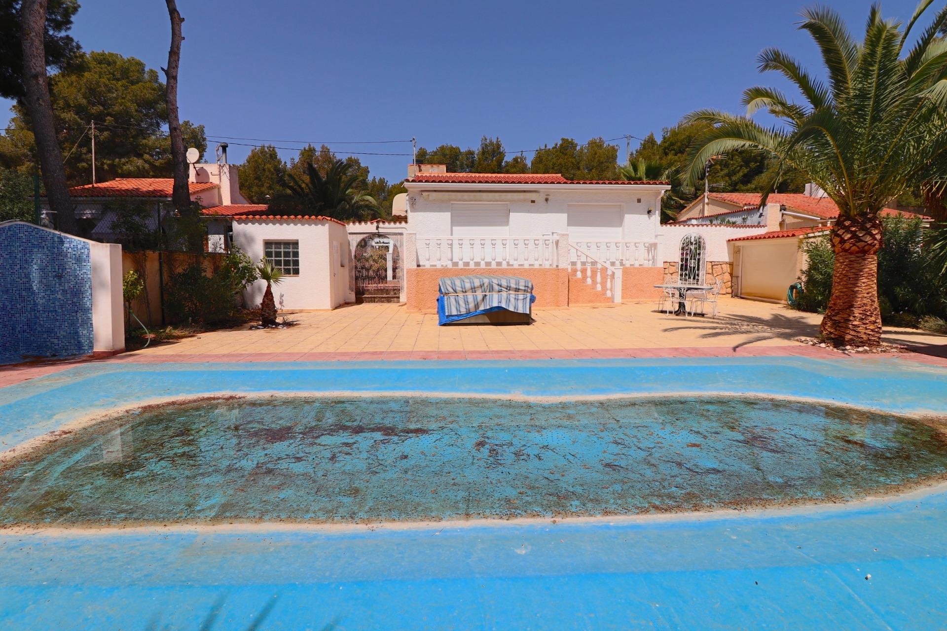Villa de una sola planta con piscina privada y garaje doble en La Nucía, cerca de Benidorm