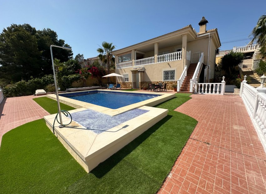 Villa en Algorfa con piscina privada, 3 dormitorios y un amplio jardín