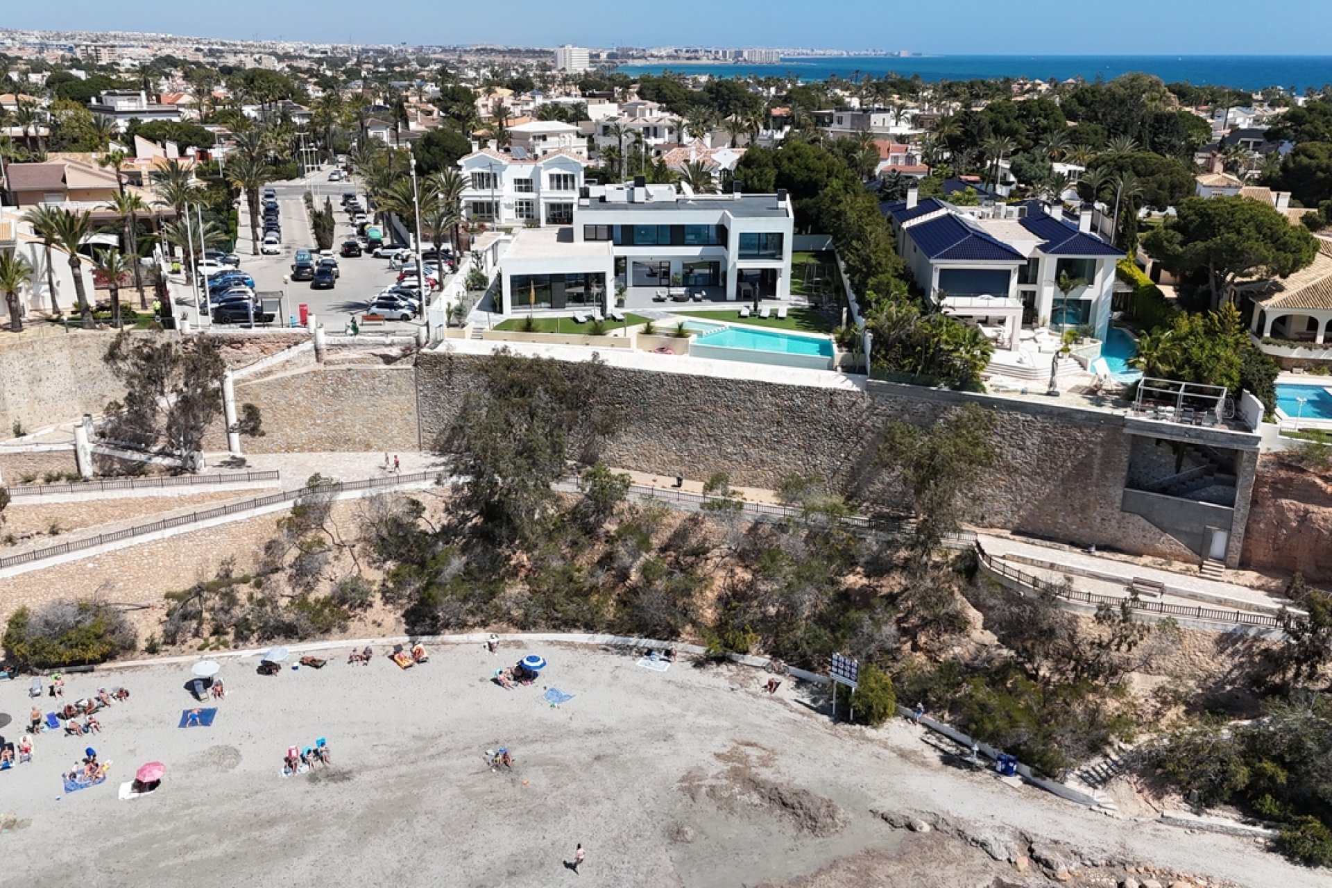 Villa exclusiva frente al mar en Cabo Roig con vistas panorámicas y piscina privada
