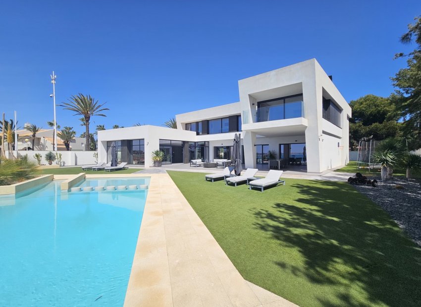 Villa exclusiva frente al mar en Cabo Roig con vistas panorámicas y piscina privada