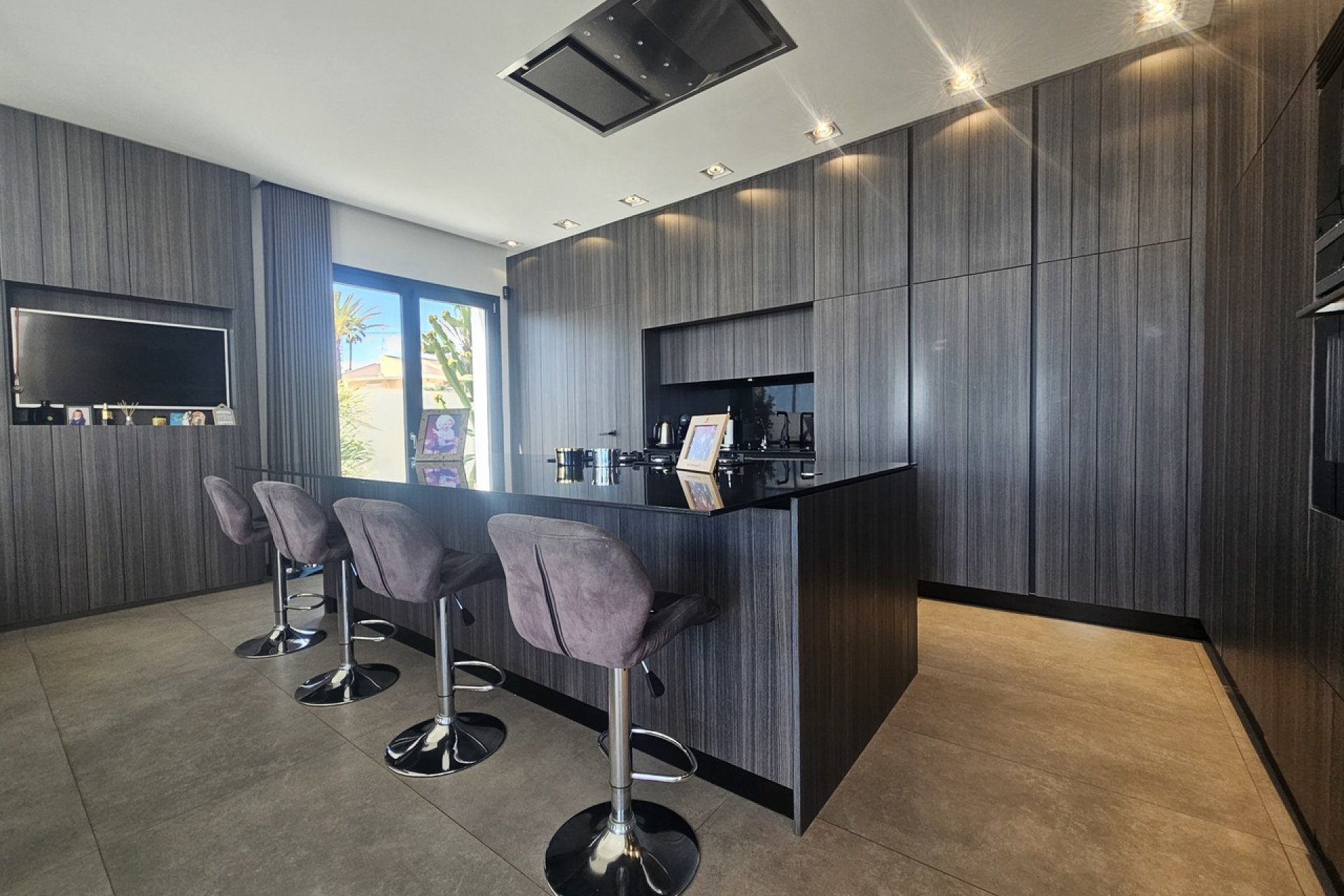 Villa exclusiva frente al mar en Cabo Roig con vistas panorámicas y piscina privada