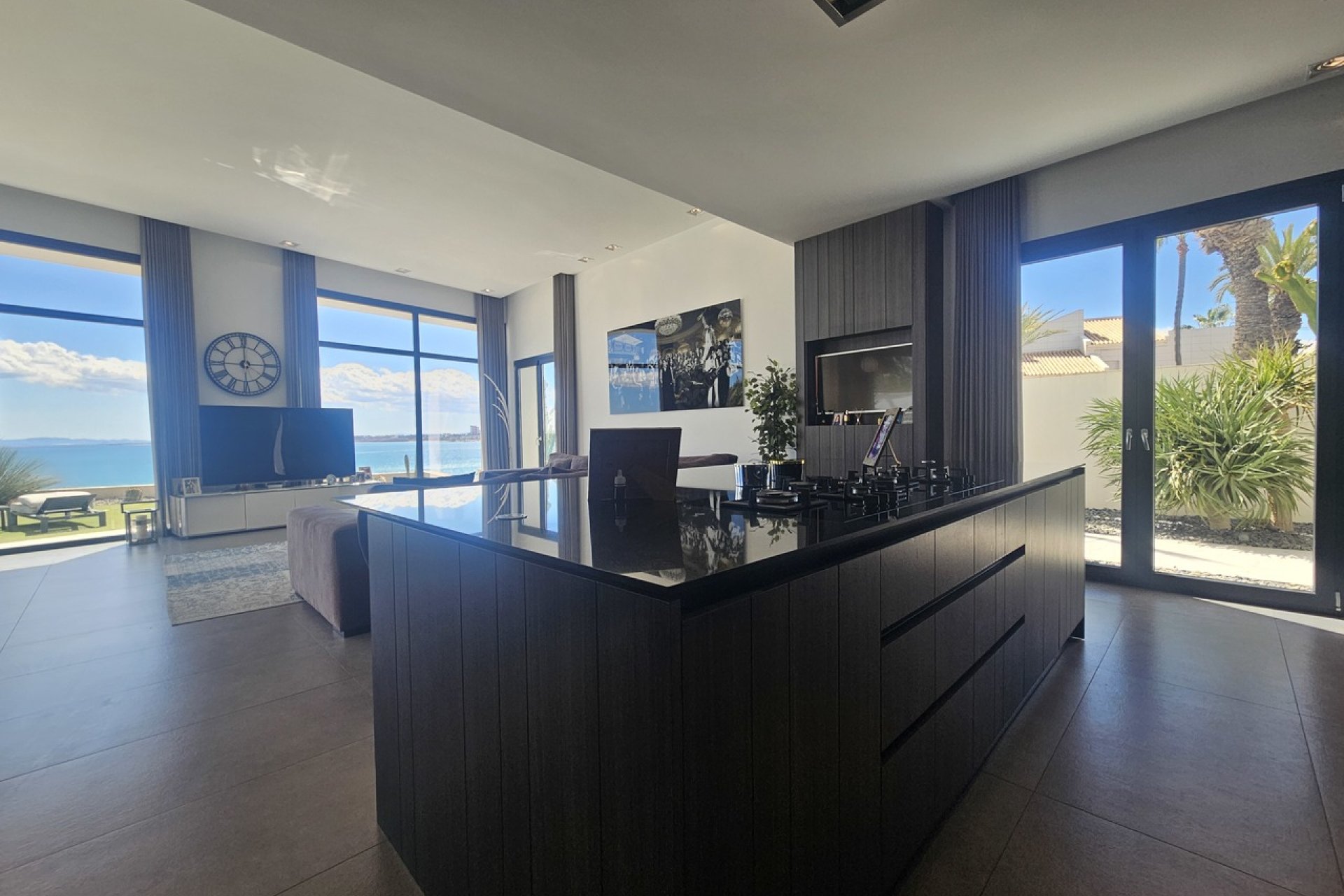 Villa exclusiva frente al mar en Cabo Roig con vistas panorámicas y piscina privada