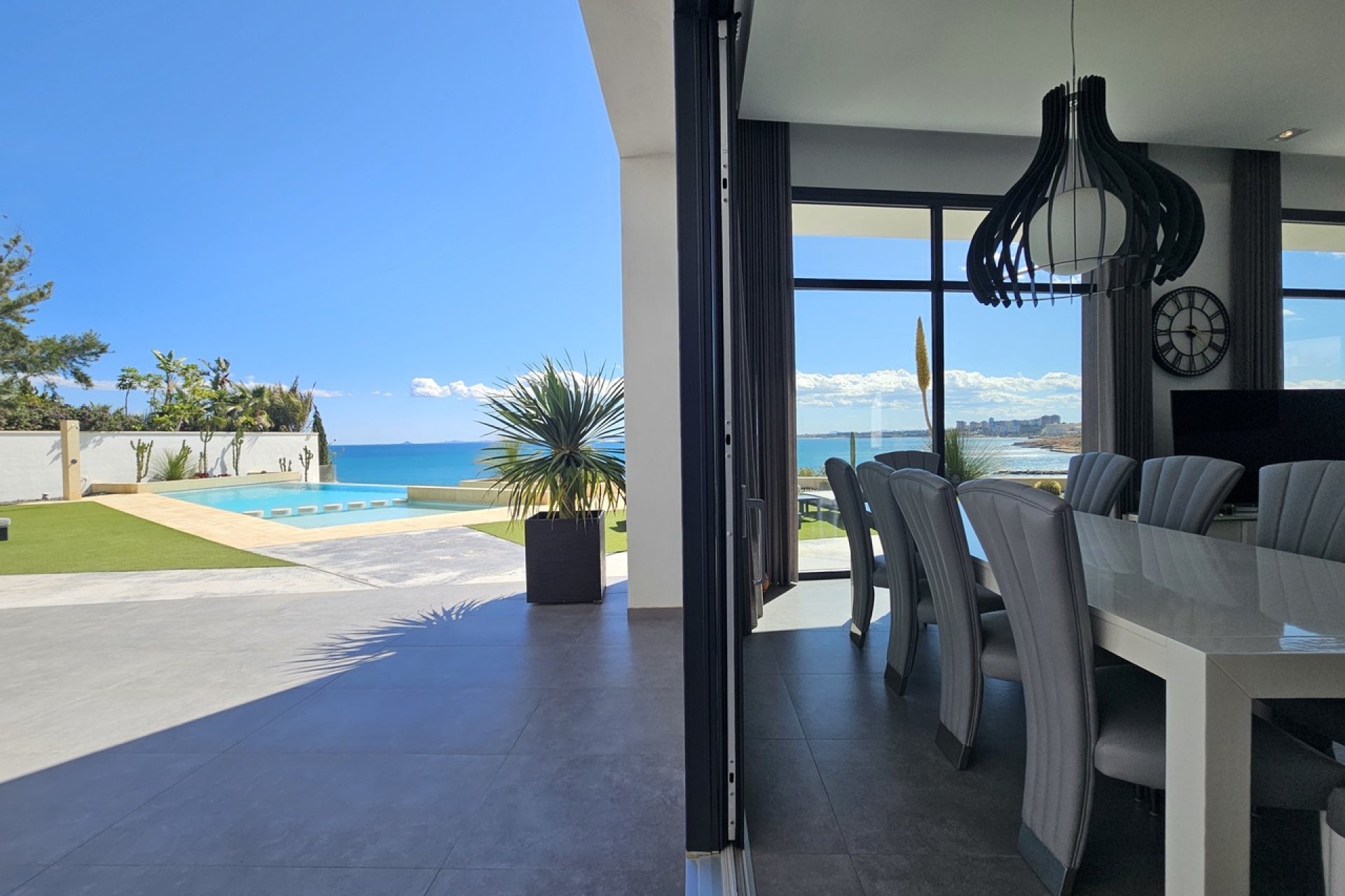 Villa exclusiva frente al mar en Cabo Roig con vistas panorámicas y piscina privada