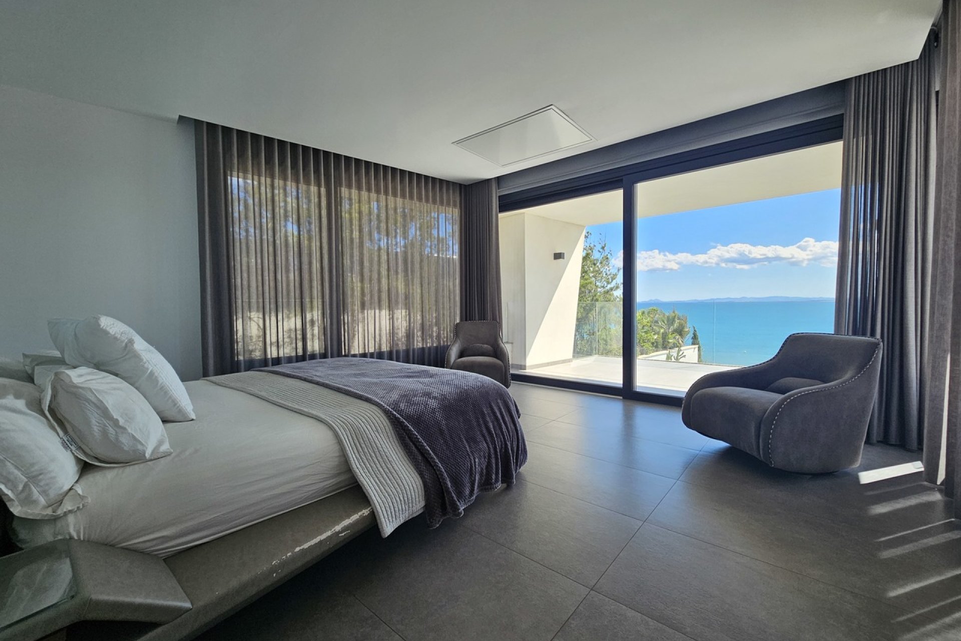 Villa exclusiva frente al mar en Cabo Roig con vistas panorámicas y piscina privada