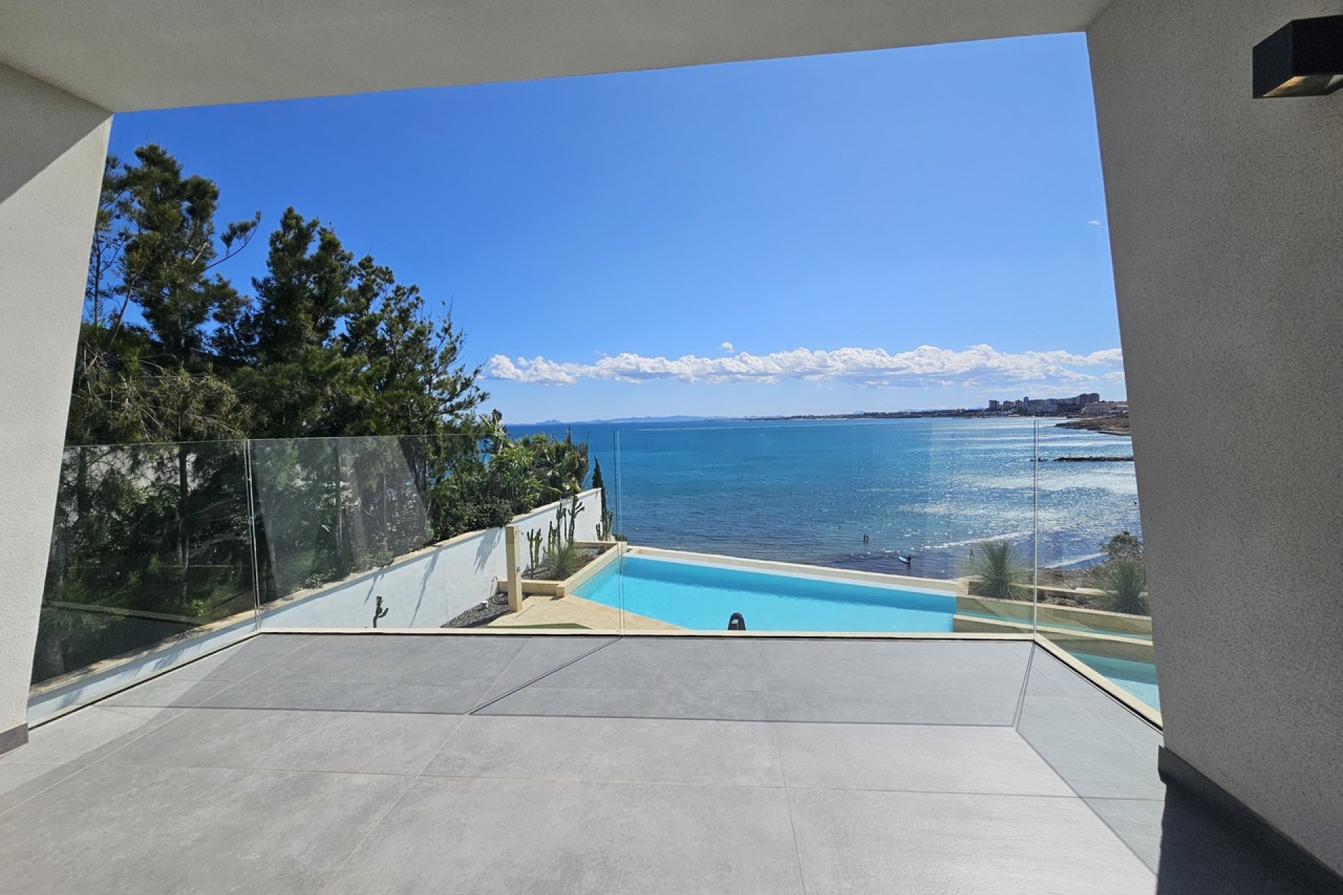 Villa exclusiva frente al mar en Cabo Roig con vistas panorámicas y piscina privada