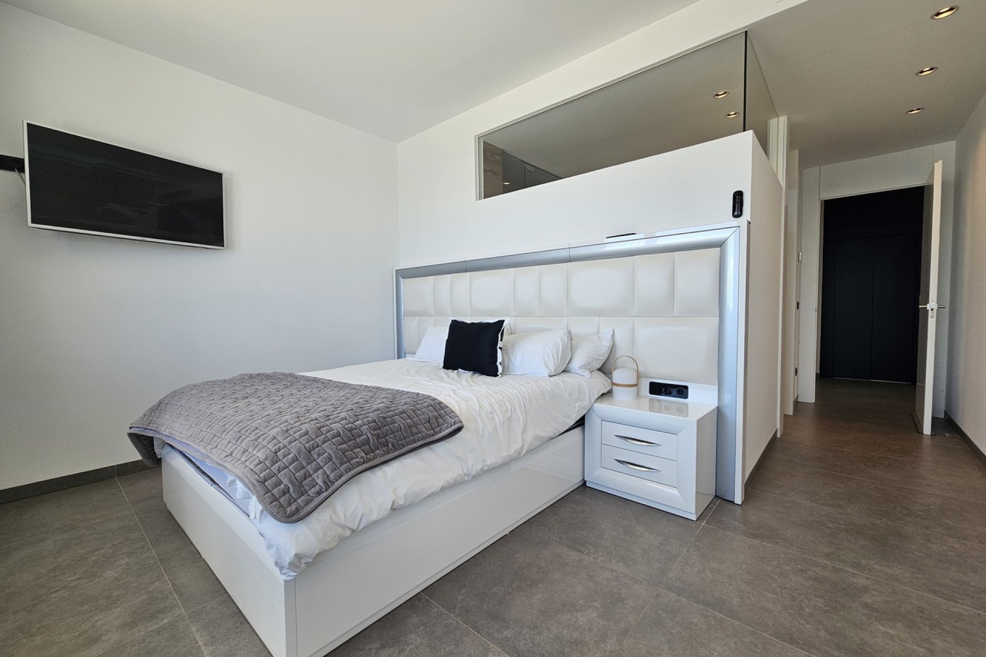 Villa exclusiva frente al mar en Cabo Roig con vistas panorámicas y piscina privada