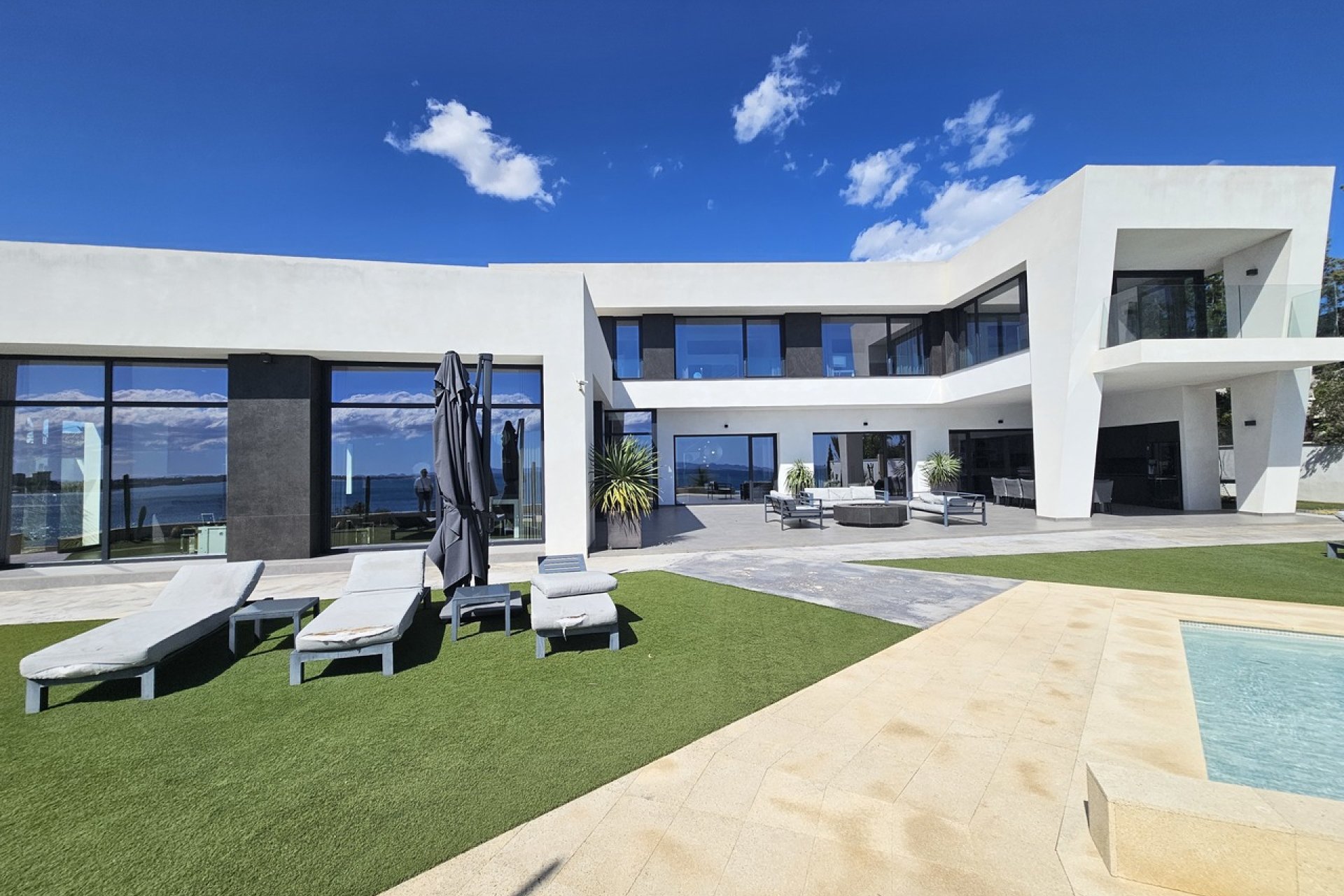 Villa exclusiva frente al mar en Cabo Roig con vistas panorámicas y piscina privada