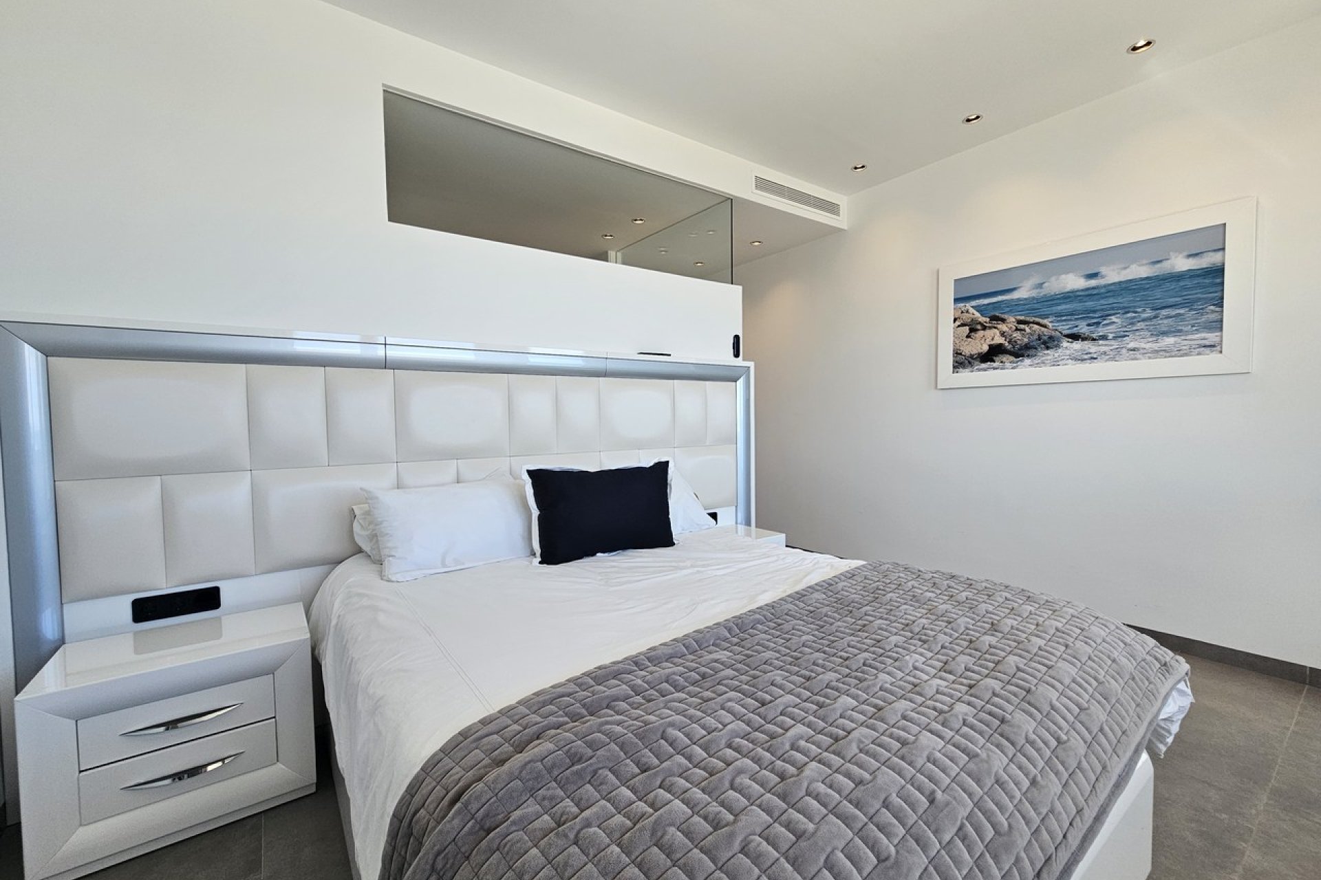 Villa exclusiva frente al mar en Cabo Roig con vistas panorámicas y piscina privada