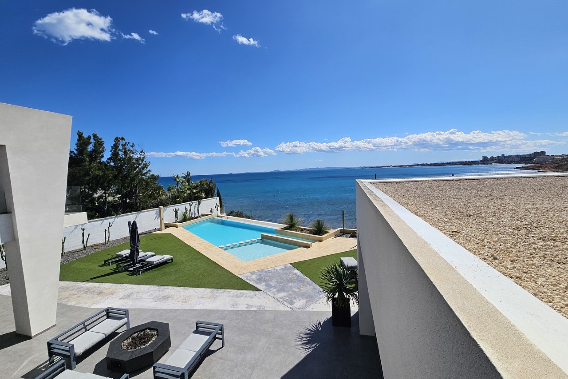 Villa exclusiva frente al mar en Cabo Roig con vistas panorámicas y piscina privada