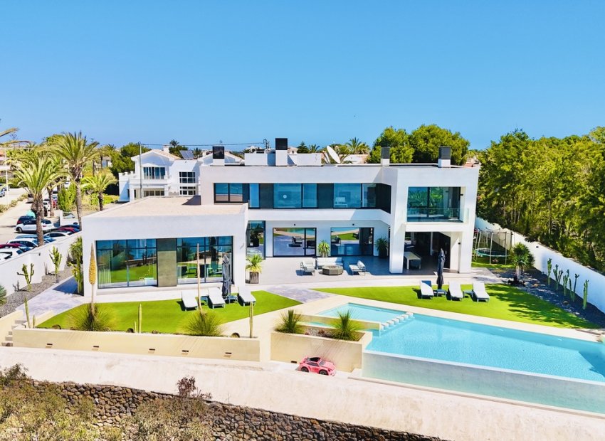 Villa exclusiva frente al mar en Cabo Roig con vistas panorámicas y piscina privada