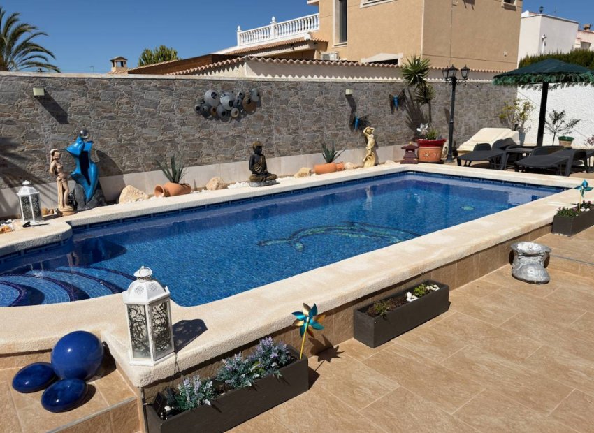 Villa independiente de 3 dormitorios con jardín privado y piscina en Ciudad Quesada