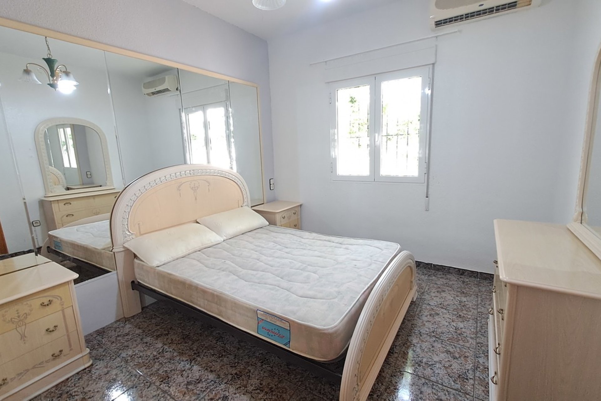 Villa independiente en Villamartín, 5 dormitorios, vistas al mar, cerca del campo de golf