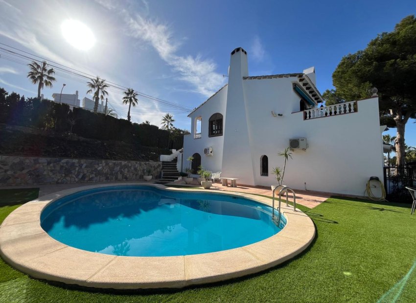Villa independiente en Villamartín con piscina, vistas al campo de golf y 4 dormitorios