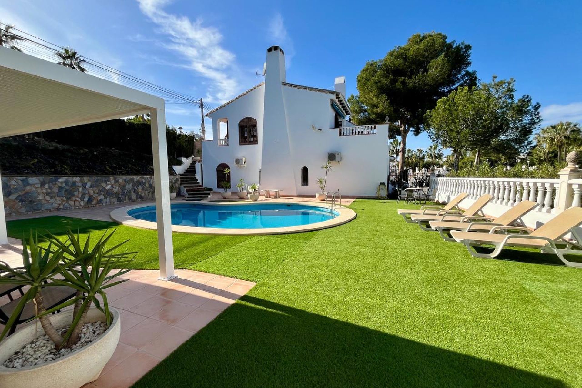 Villa independiente en Villamartín con piscina, vistas al campo de golf y 4 dormitorios