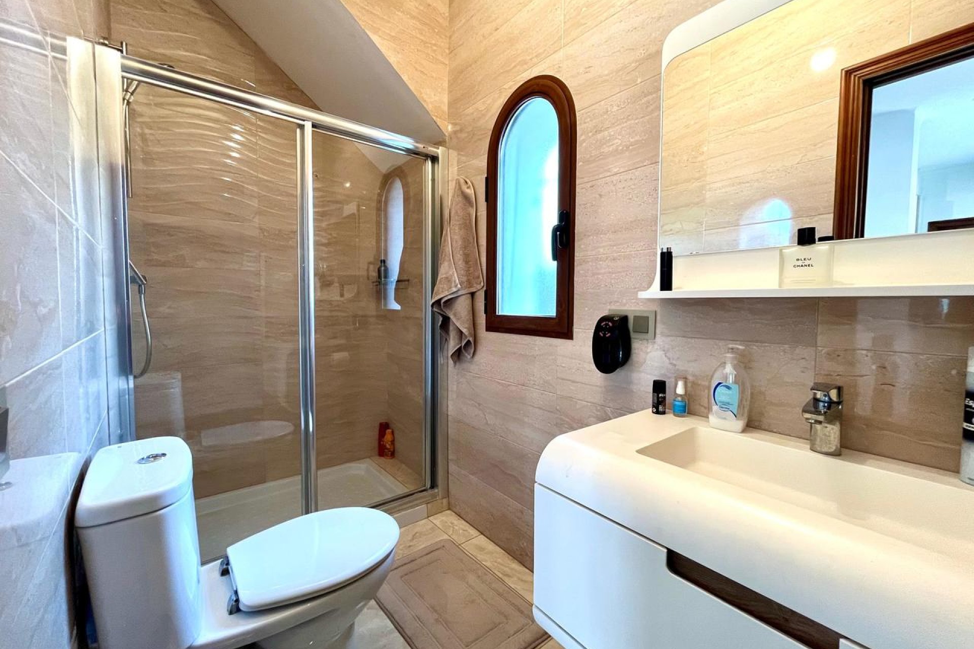 Villa independiente en Villamartín con piscina, vistas al campo de golf y 4 dormitorios