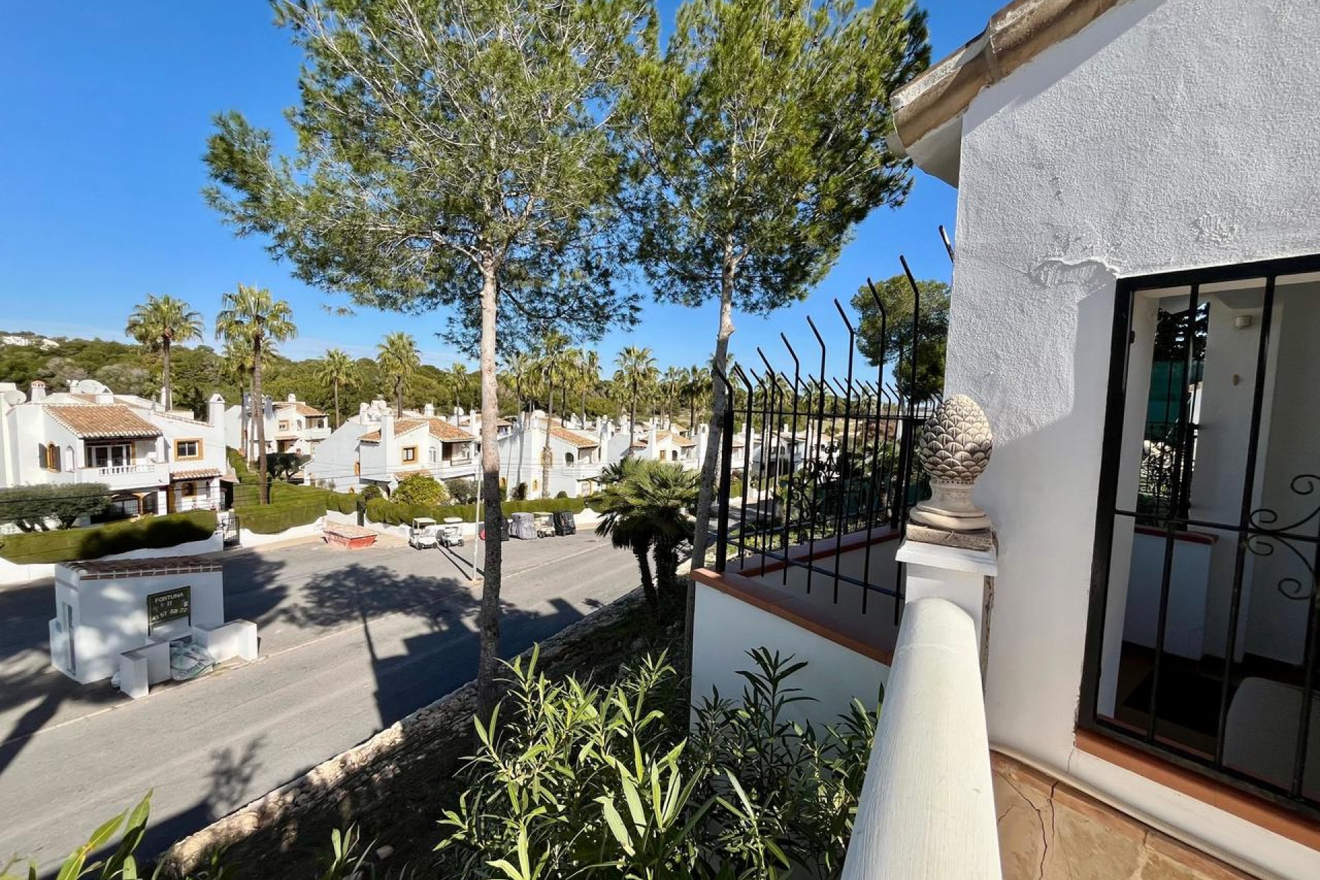 Villa independiente en Villamartín con piscina, vistas al campo de golf y 4 dormitorios