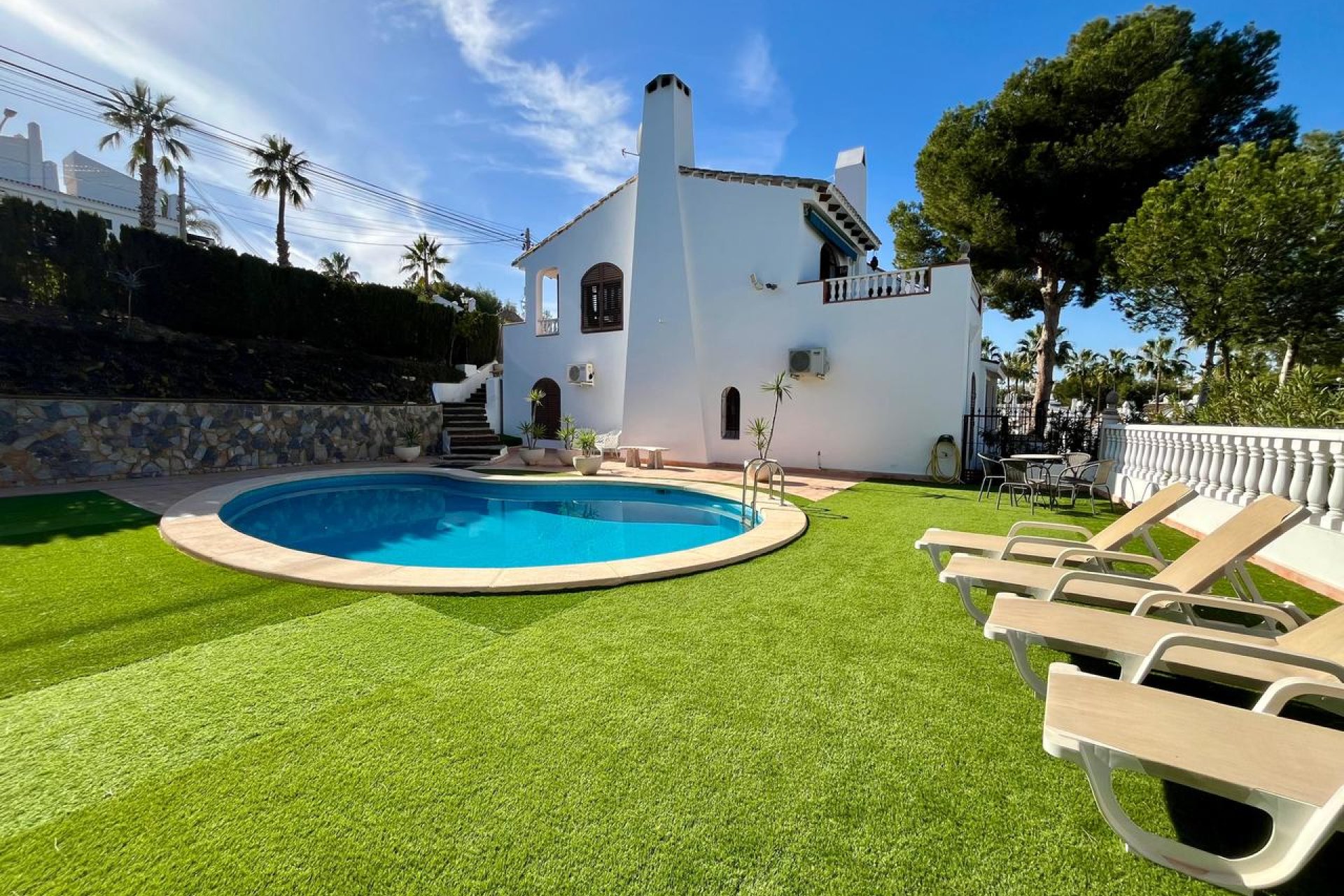 Villa independiente en Villamartín con piscina, vistas al campo de golf y 4 dormitorios
