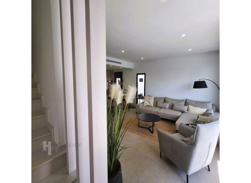 Villa lista para entrar a vivir con piscina privada y azotea cerca de la playa en San Javier