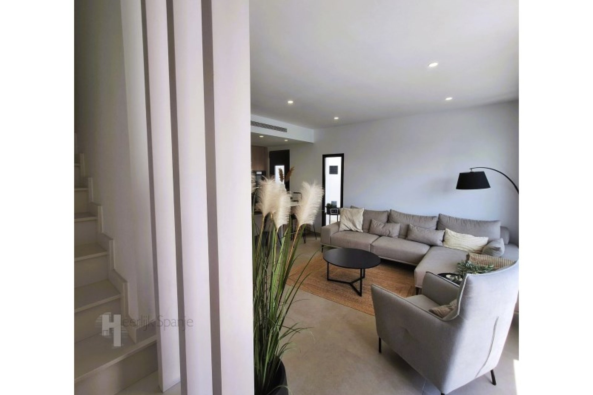 Villa lista para entrar a vivir con piscina privada y azotea cerca de la playa en San Javier