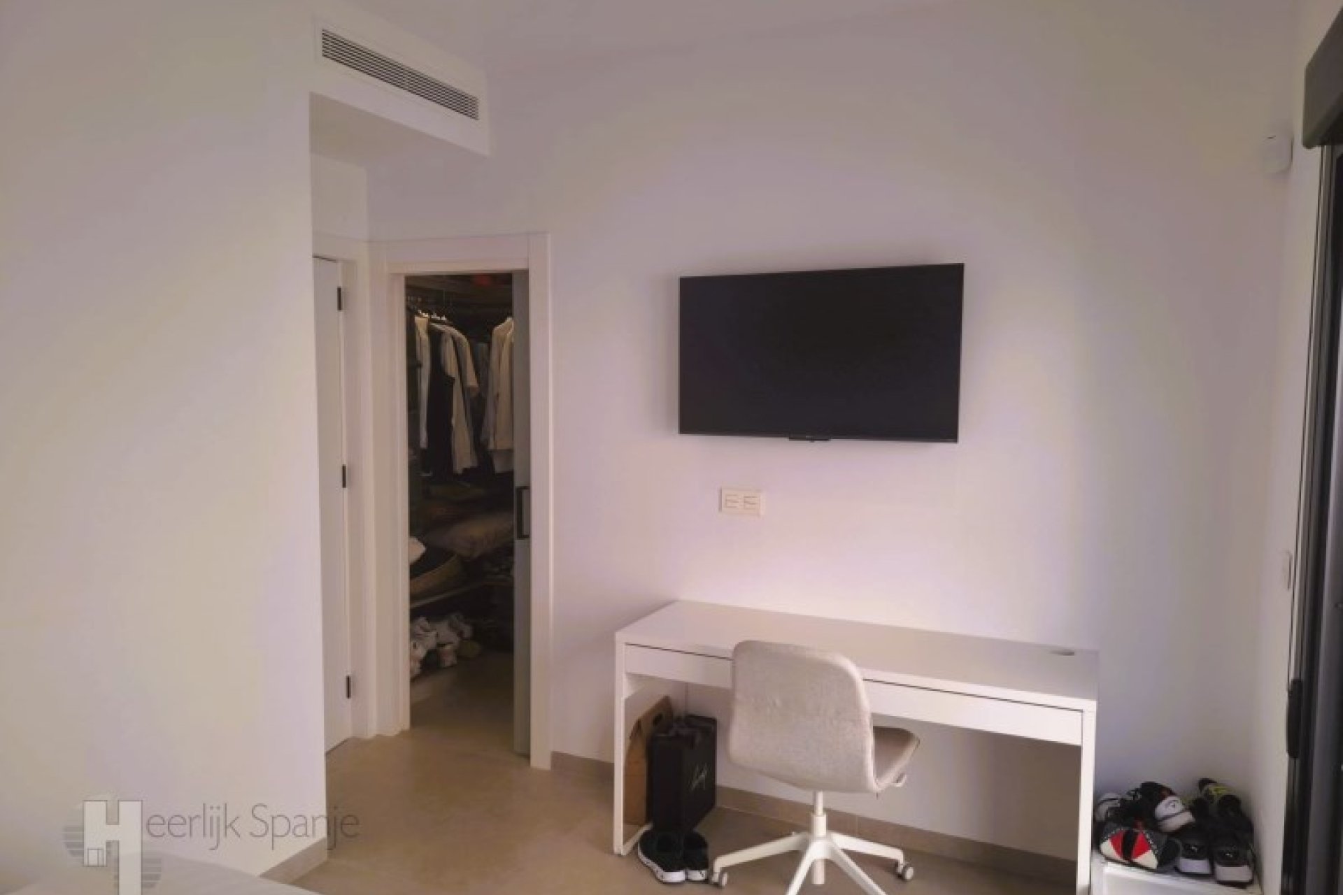 Villa lista para entrar a vivir con piscina privada y azotea cerca de la playa en San Javier