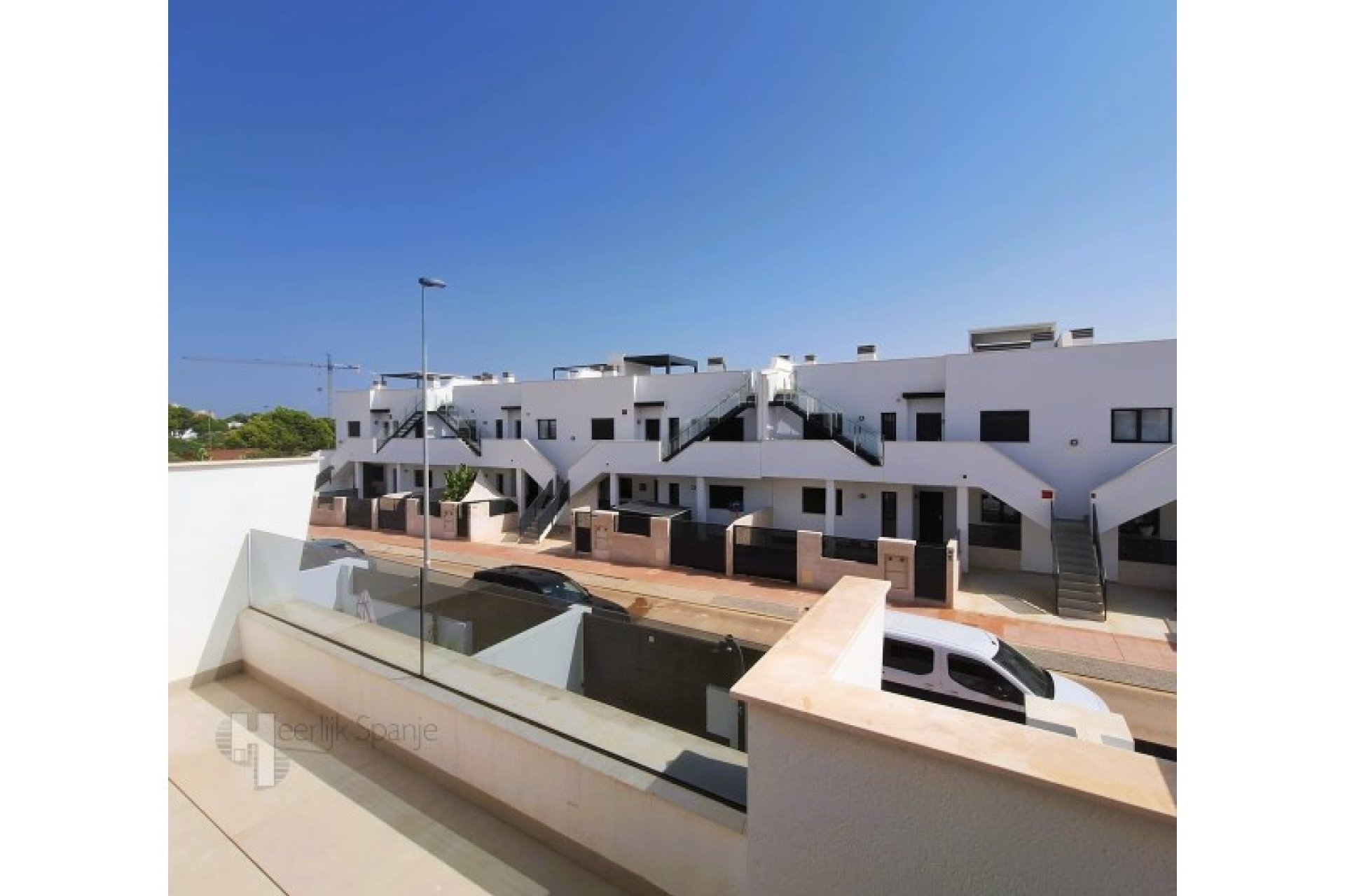 Villa lista para entrar a vivir con piscina privada y azotea cerca de la playa en San Javier