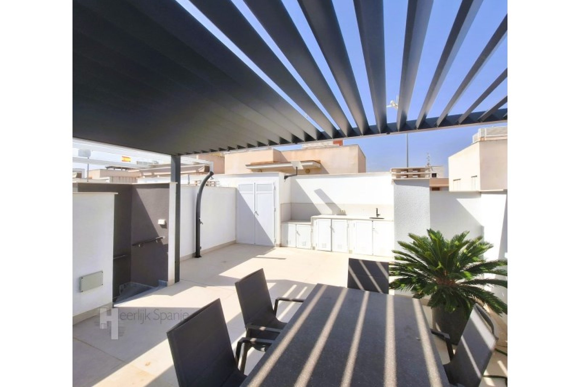 Villa lista para entrar a vivir con piscina privada y azotea cerca de la playa en San Javier