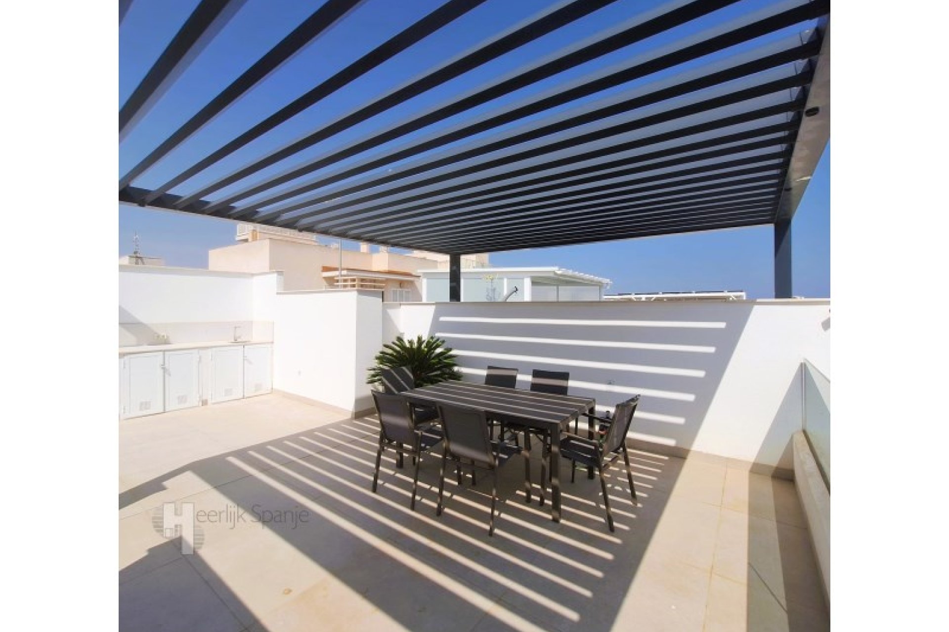 Villa lista para entrar a vivir con piscina privada y azotea cerca de la playa en San Javier