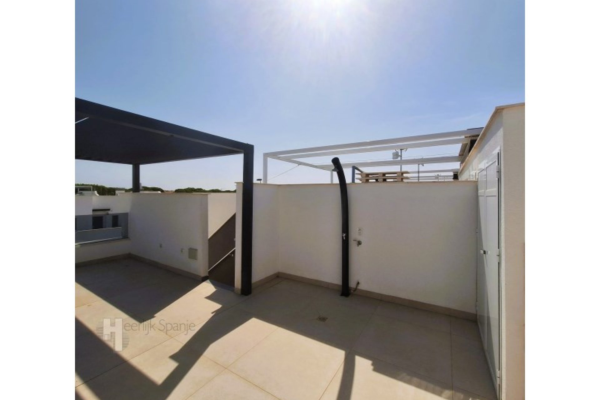 Villa lista para entrar a vivir con piscina privada y azotea cerca de la playa en San Javier