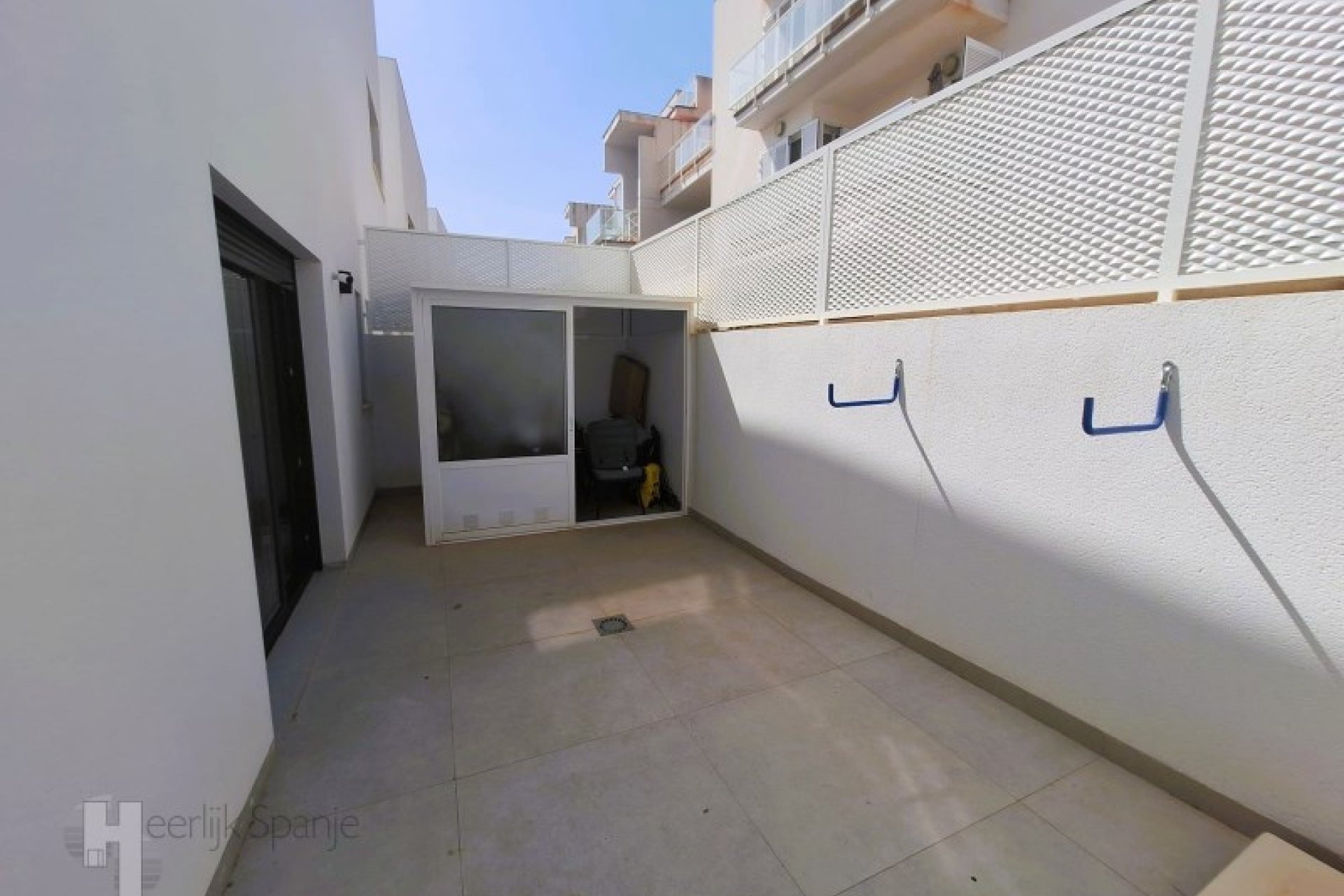 Villa lista para entrar a vivir con piscina privada y azotea cerca de la playa en San Javier