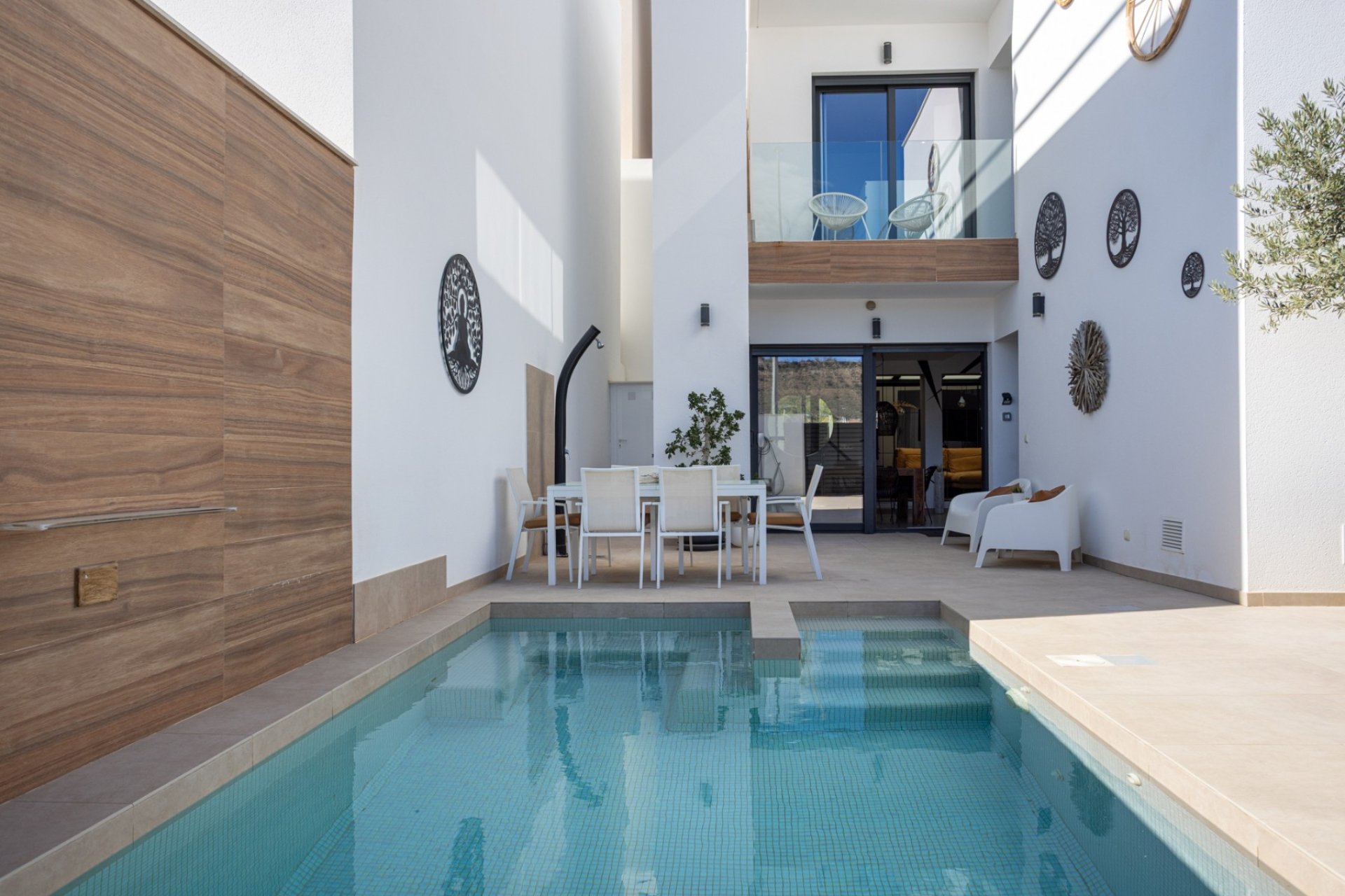 Villa moderna a punto de entrar a vivir con piscina privada y vistas en Benijófar, Costa Blanca