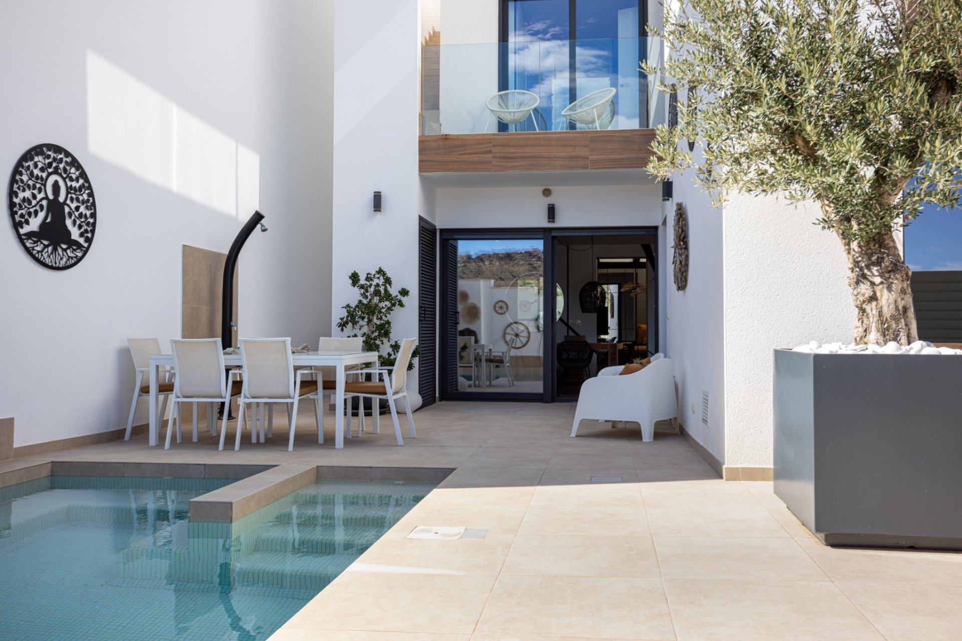 Villa moderna a punto de entrar a vivir con piscina privada y vistas en Benijófar, Costa Blanca