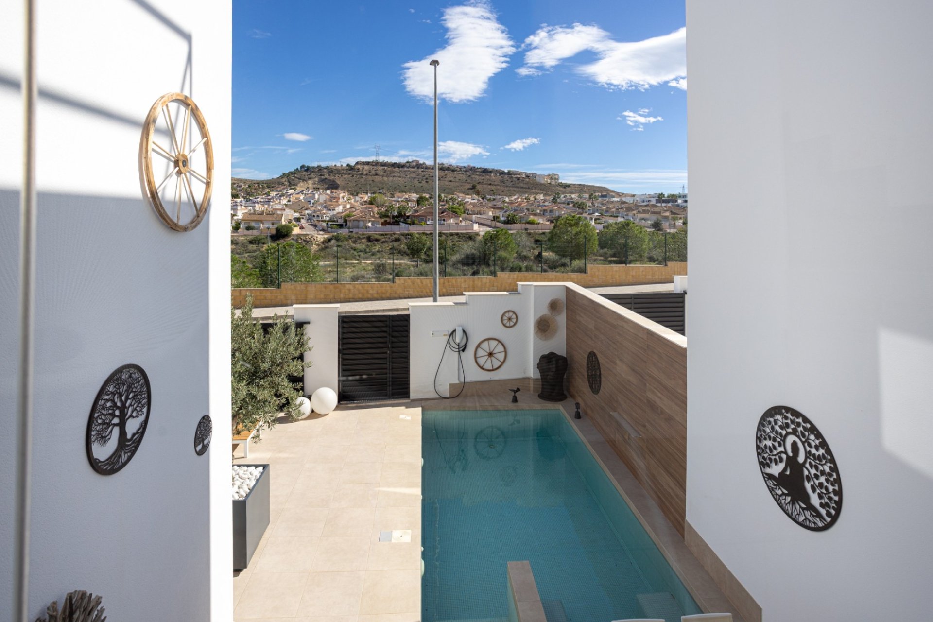 Villa moderna a punto de entrar a vivir con piscina privada y vistas en Benijófar, Costa Blanca