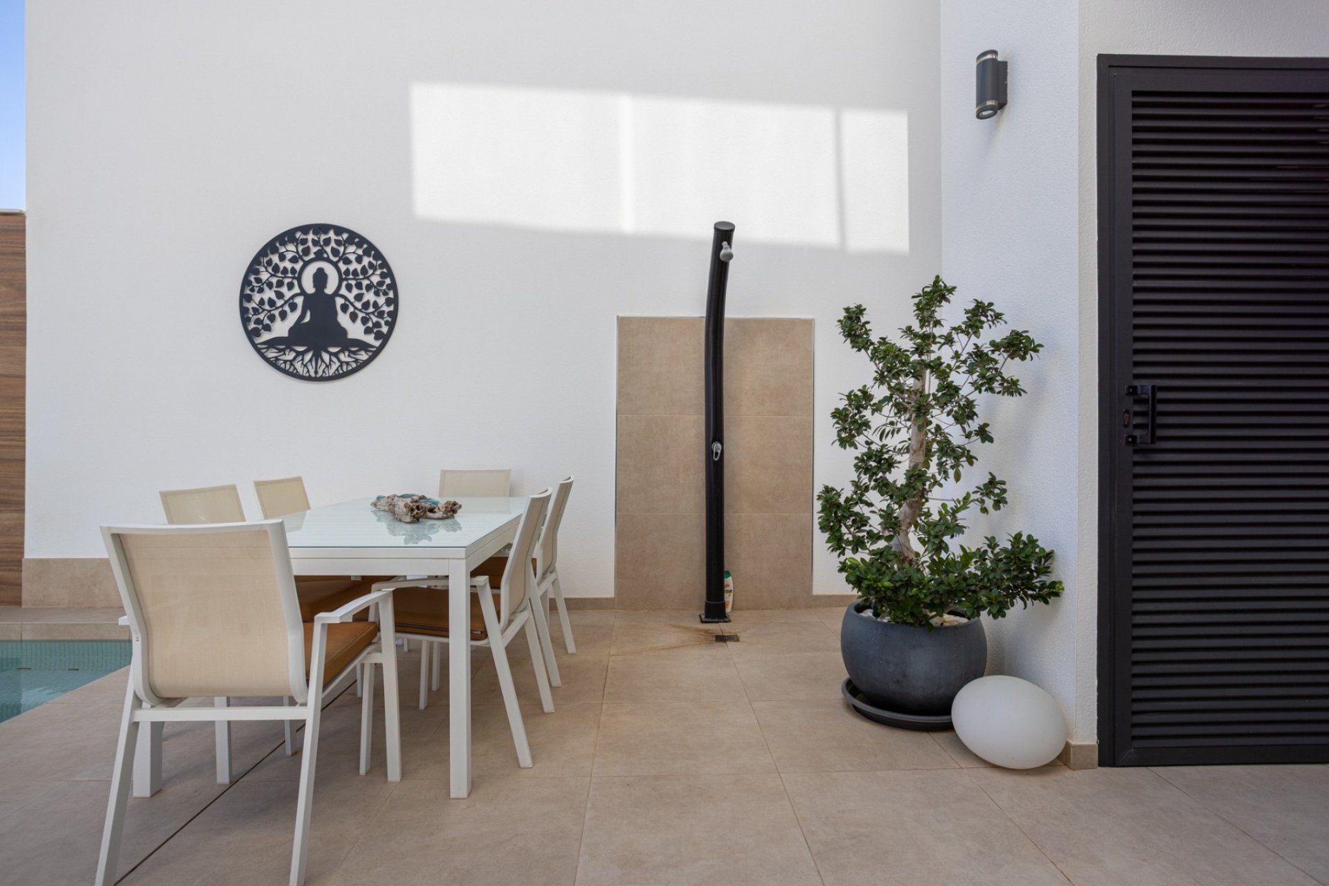 Villa moderna a punto de entrar a vivir con piscina privada y vistas en Benijófar, Costa Blanca