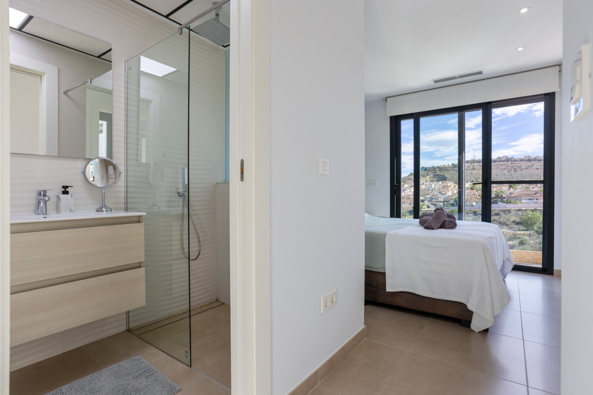 Villa moderna a punto de entrar a vivir con piscina privada y vistas en Benijófar, Costa Blanca