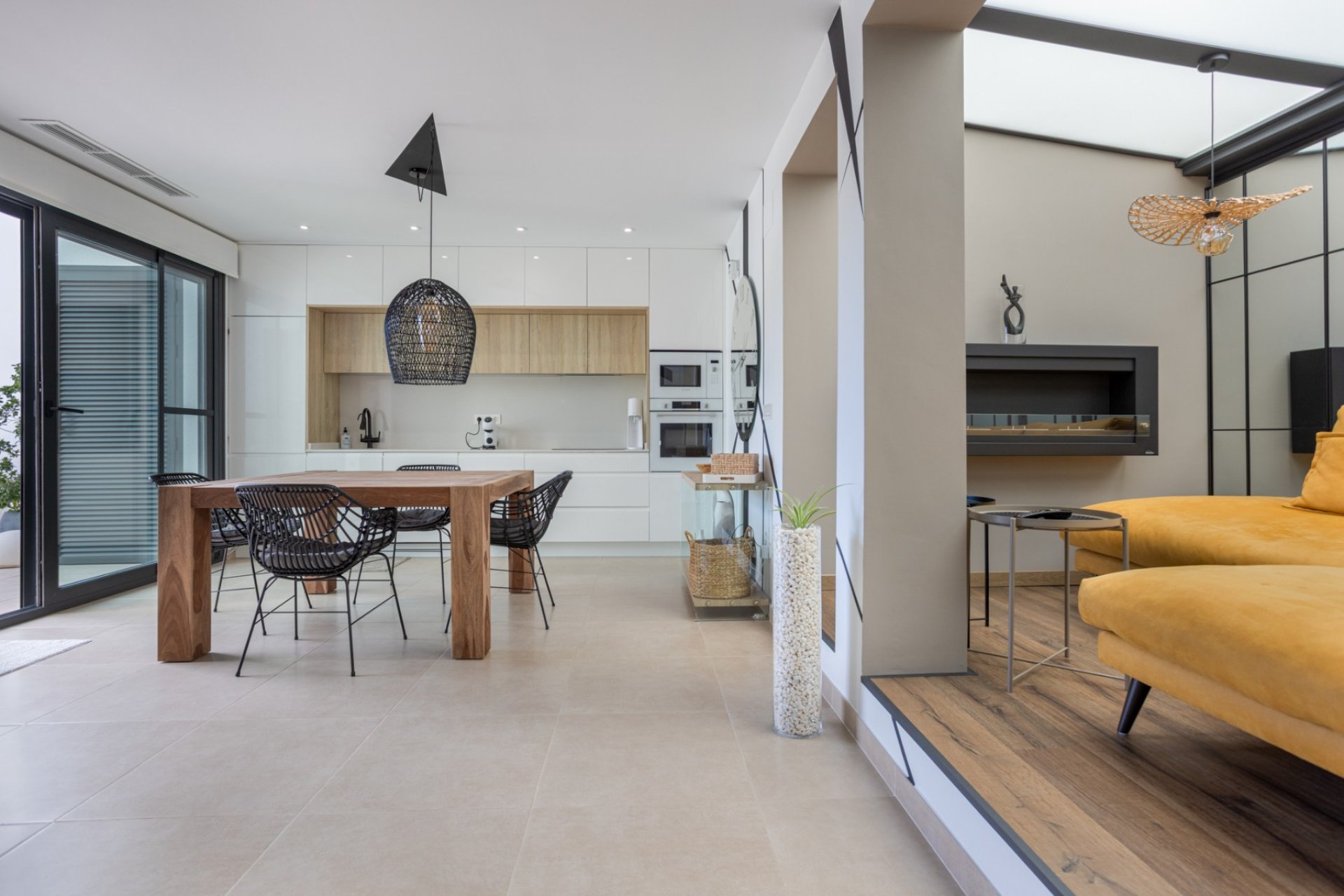 Villa moderna a punto de entrar a vivir con piscina privada y vistas en Benijófar, Costa Blanca