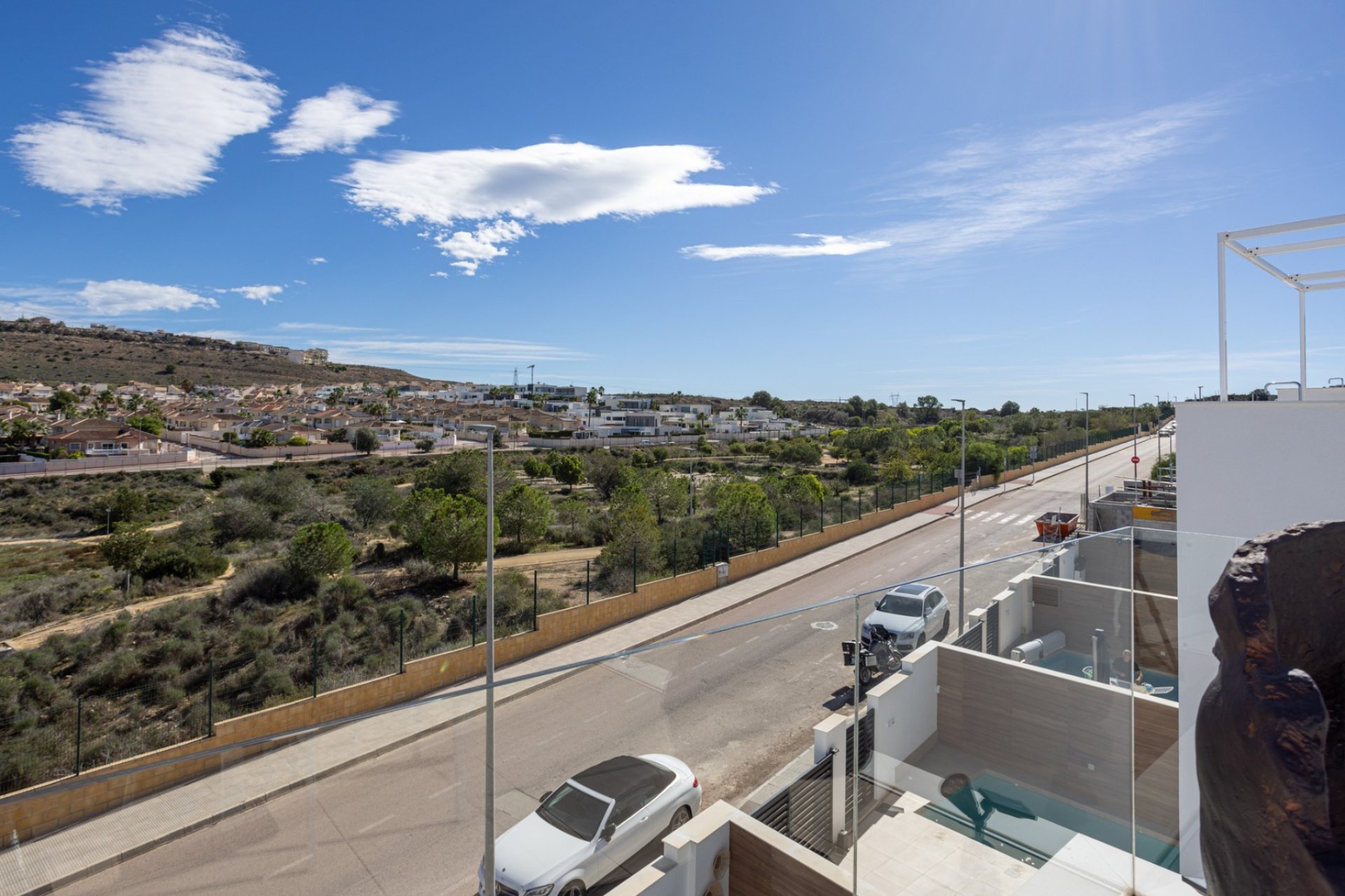 Villa moderna a punto de entrar a vivir con piscina privada y vistas en Benijófar, Costa Blanca