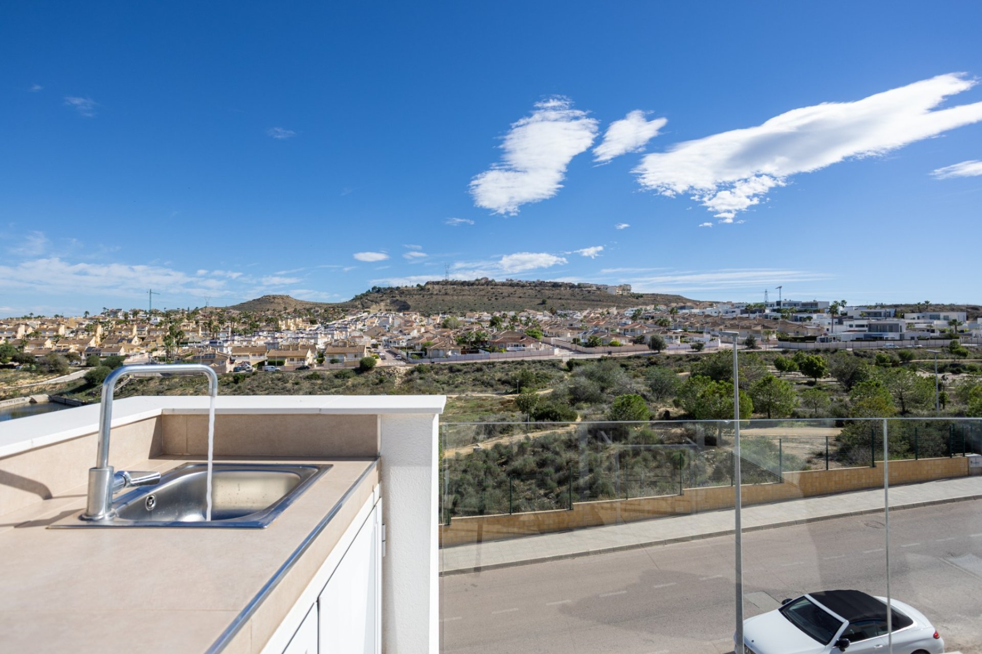 Villa moderna a punto de entrar a vivir con piscina privada y vistas en Benijófar, Costa Blanca