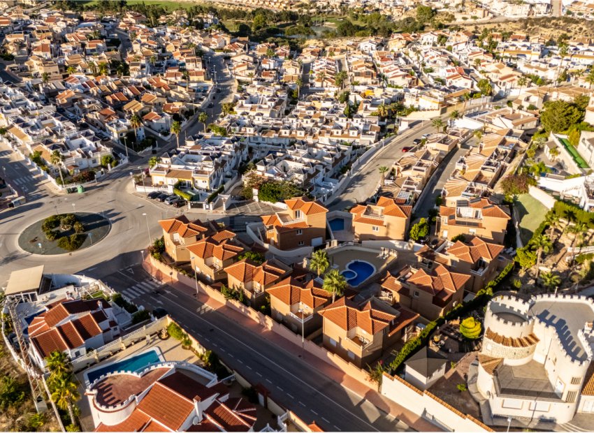 Villa moderna con piscina privada en Ciudad Quesada, cerca del campo de golf