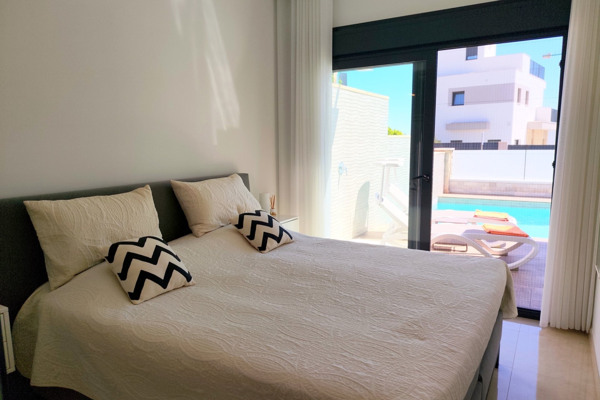 Villa moderna con piscina privada en San Miguel de Salinas