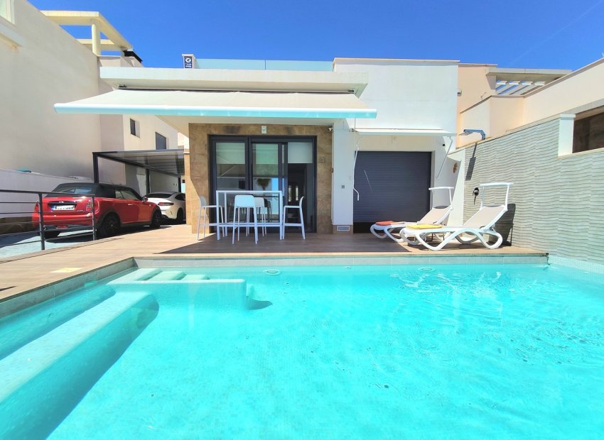 Villa moderna con piscina privada en San Miguel de Salinas