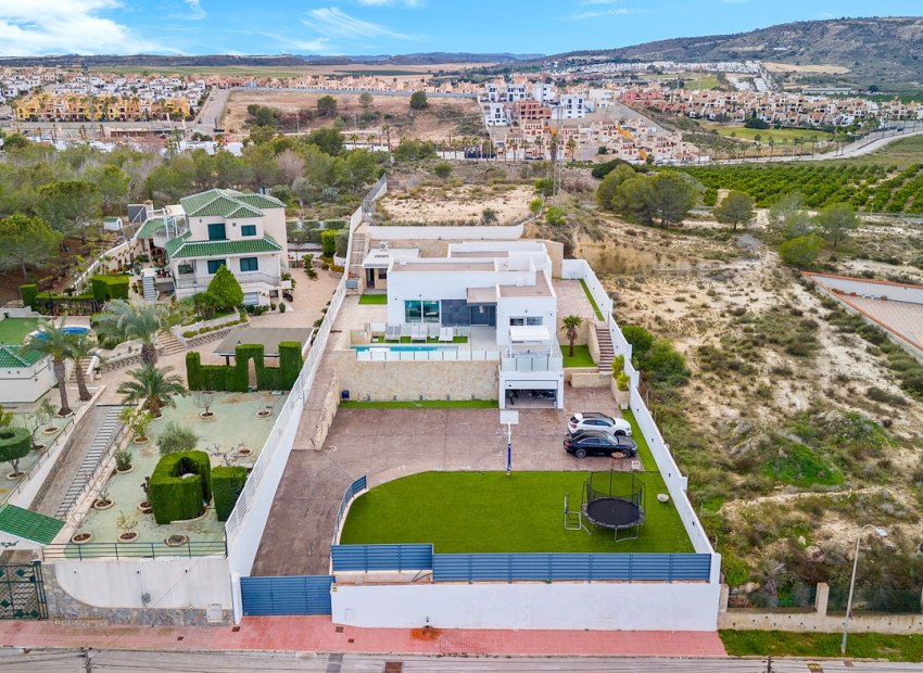 Villa moderna con piscina privada, vistas y acabados de lujo en Algorfa, Alicante