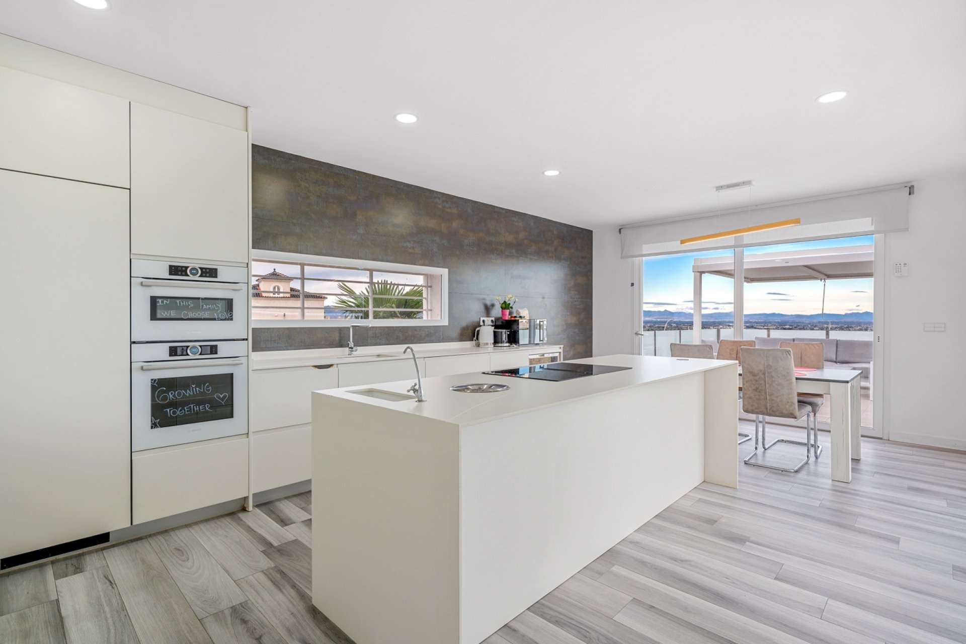 Villa moderna con piscina privada, vistas y acabados de lujo en Algorfa, Alicante