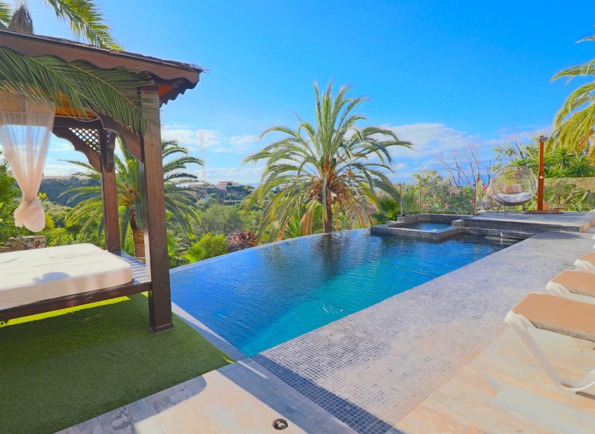 Villa moderna con piscina privada y vistas al mar en El Campello