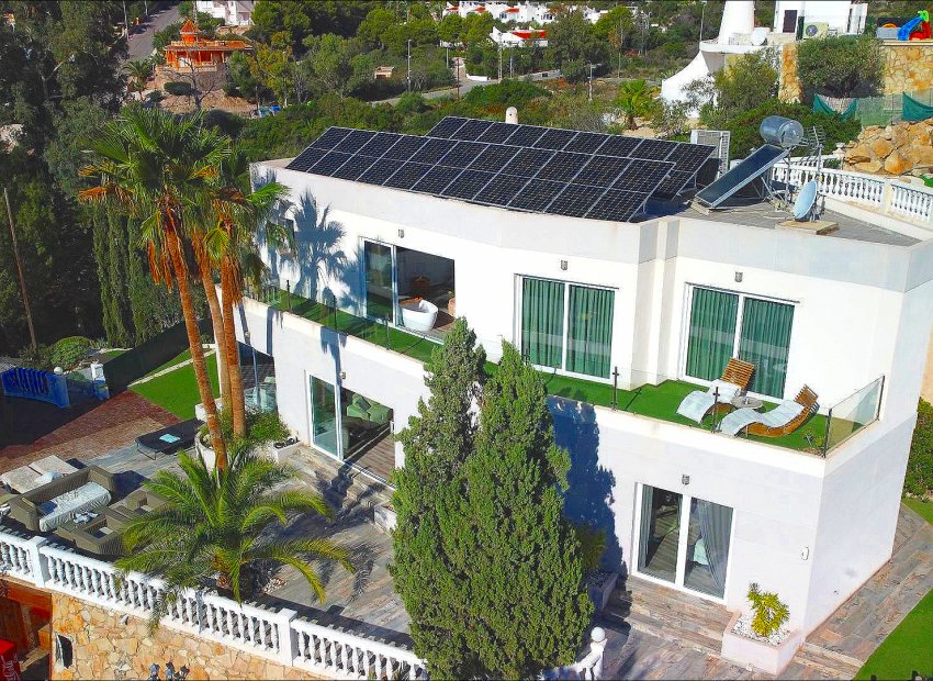 Villa moderna con piscina privada y vistas al mar en El Campello